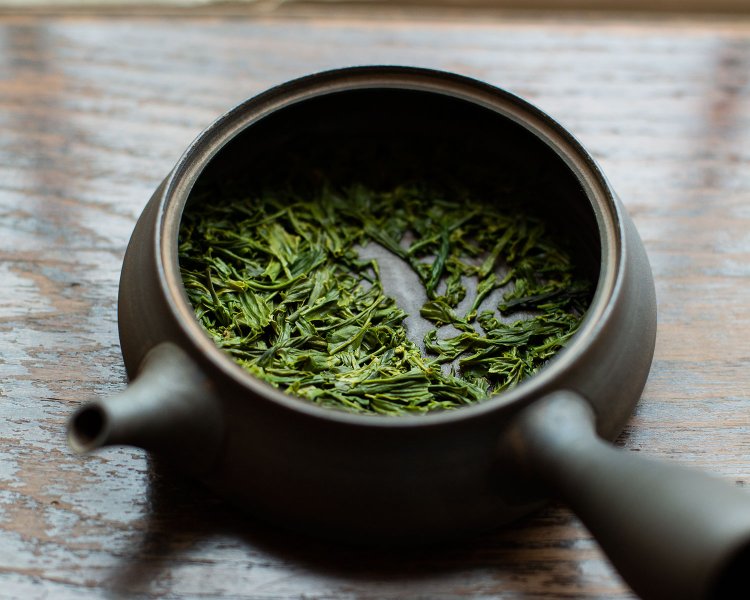 近藤さんが淹れると茶葉絨毯（じゅうたん）に。