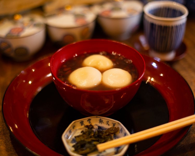 白玉ぜんざい（お茶付き）のほか、緑茶も和紅茶もハーブティーも菓子付きで500円。