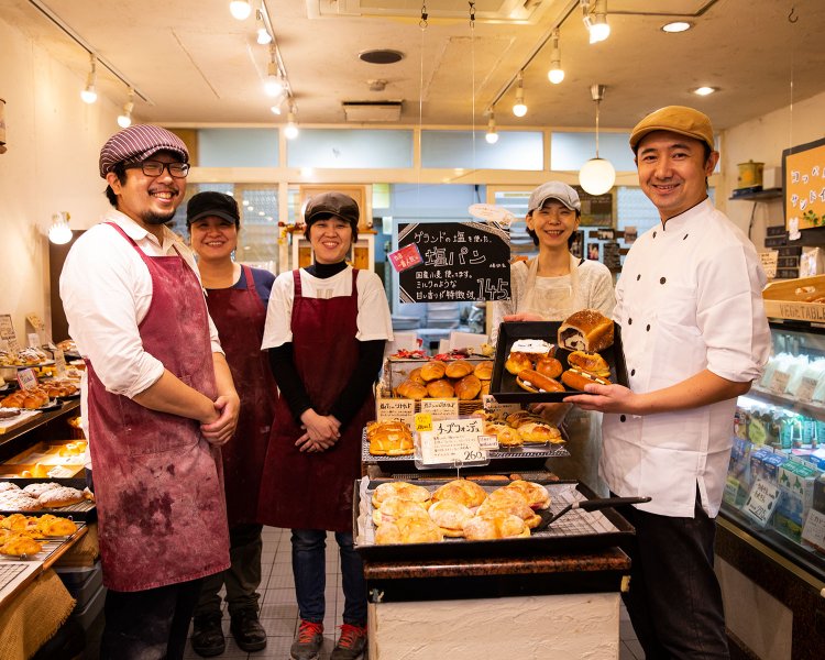 「西荻は昔からお茶の街。年配者も多いからか、お茶屋さん、和菓子屋さんがとにかく多彩です」と、下田将司さん（右）。