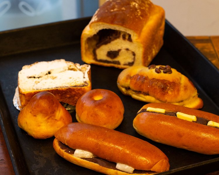 こしあん、つぶあんのコッペパン各220円、薄皮あんぱん、こしあんぱん各140 円、塩パンあんサンド200円、生食パン450円とフレンチトースト170円。