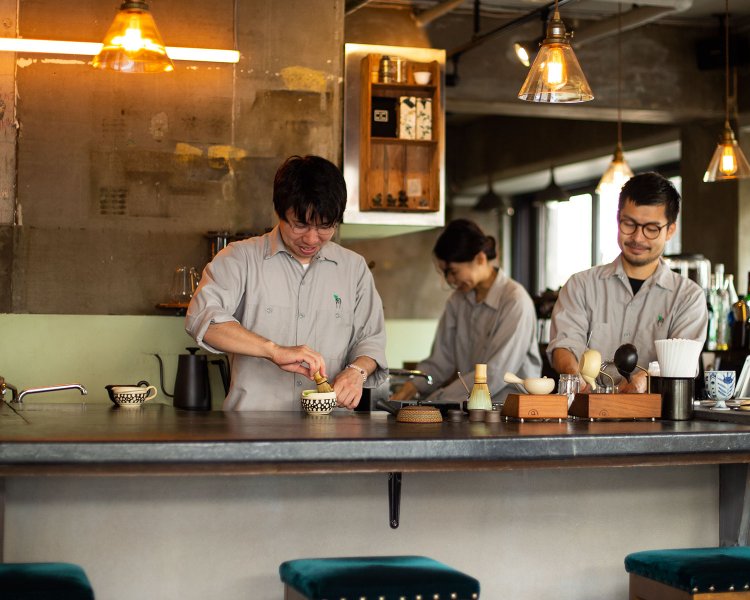左が小山さん、右が藤岡さん。「夜は茶×酒もあります」。