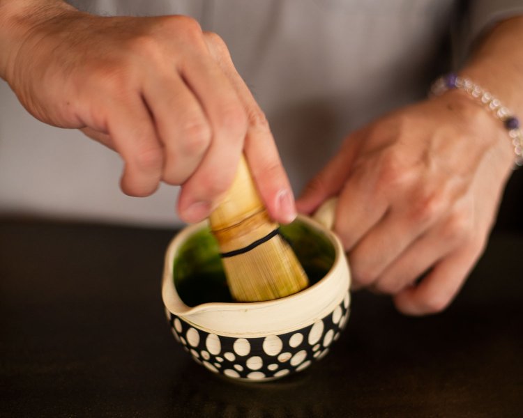 濃茶を茶筅で練る。