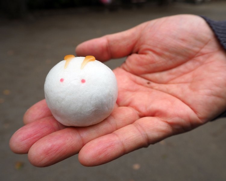 『うさぎや』のうさぎ万頭170円。