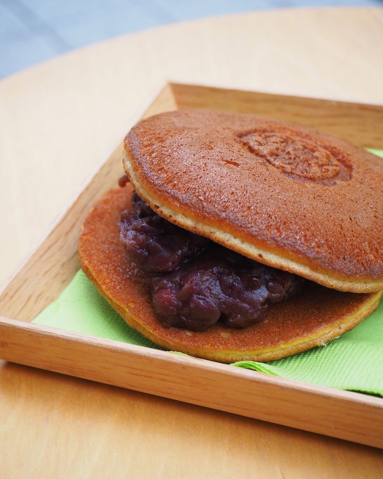 目の前で焼く福かさね200円。