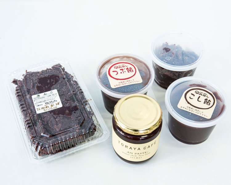 左から『たいやきわかば』あんこ 600g 980円。『とらや』あんペースト［こしあん］レギュラー1080円。『あんみつみはし』おしるこ餡（つぶ餡、こし餡）各470円、あんみつ餡（こし餡）470円。
