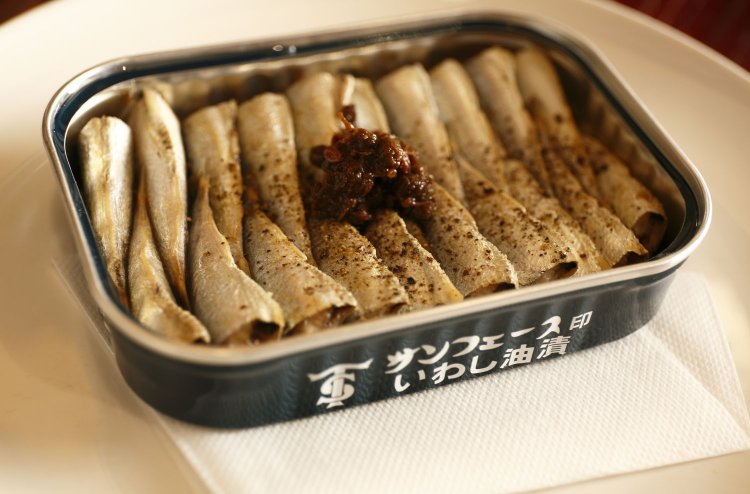 定番のオイルサーディン1080円、スコッチ・ エッグ1080円以外にも、約60種類ものフードが味わえる。