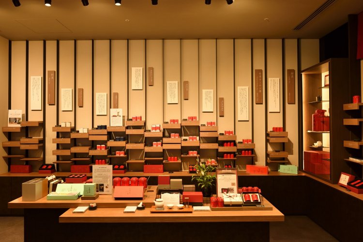 赤色の袋や缶が特徴の茶葉が並ぶ。