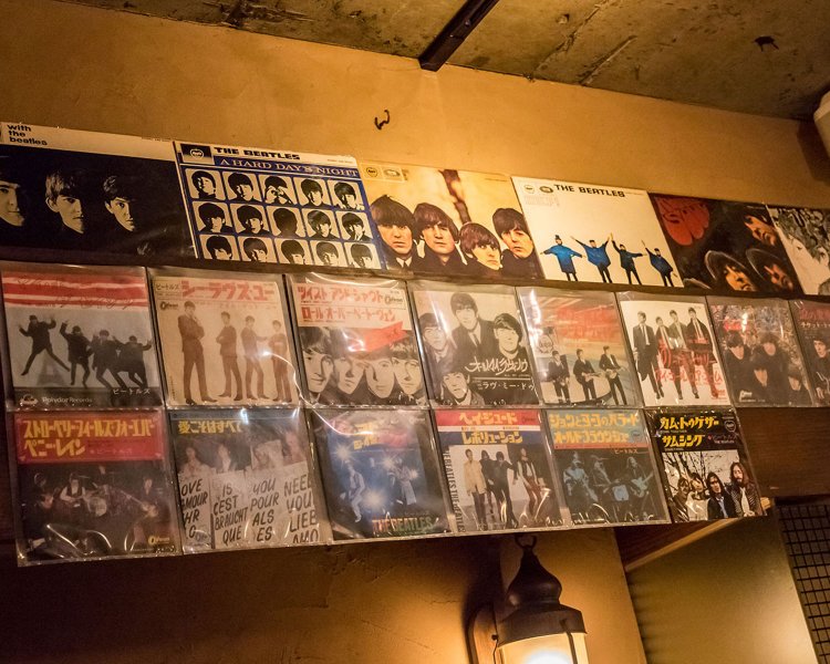国内盤シングルレコードはお客さんにもらったもの。コレクターや熱烈ファンのお客に支えられている店でもある。