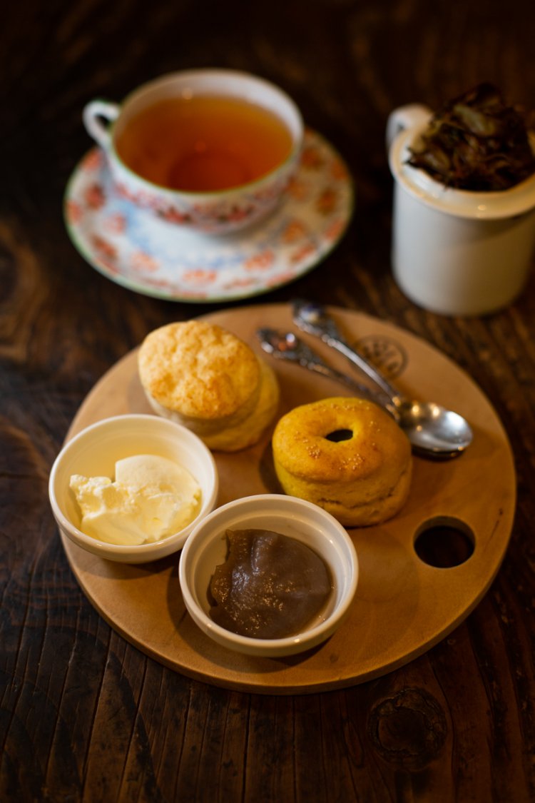 ネパールのヒマラヤンブーケカップティー650円～とイングリッシュスコーン550円。こしあんも選べるジャム、クロテッドクリーム付き。