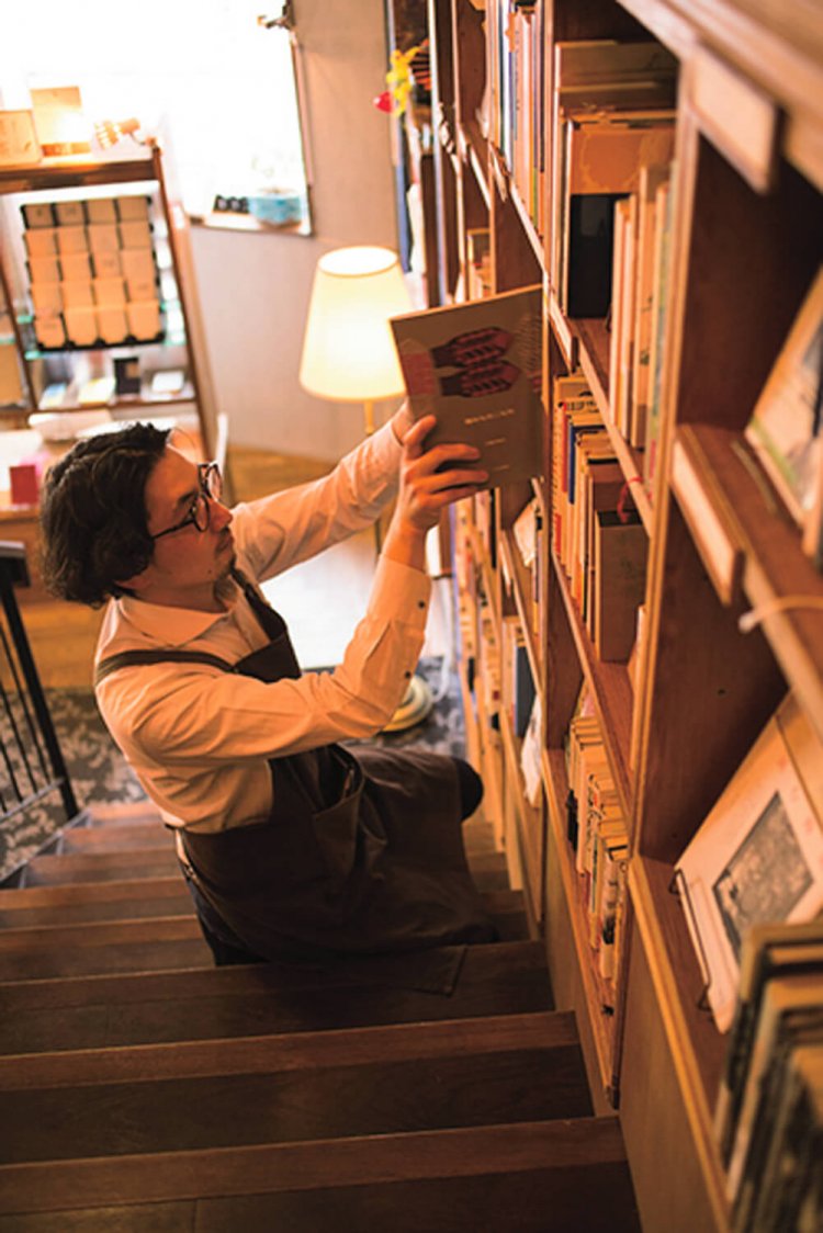 喫茶店でもあり、約1000冊の本を扱う『胡桃堂書店』でもある。閲覧も可。