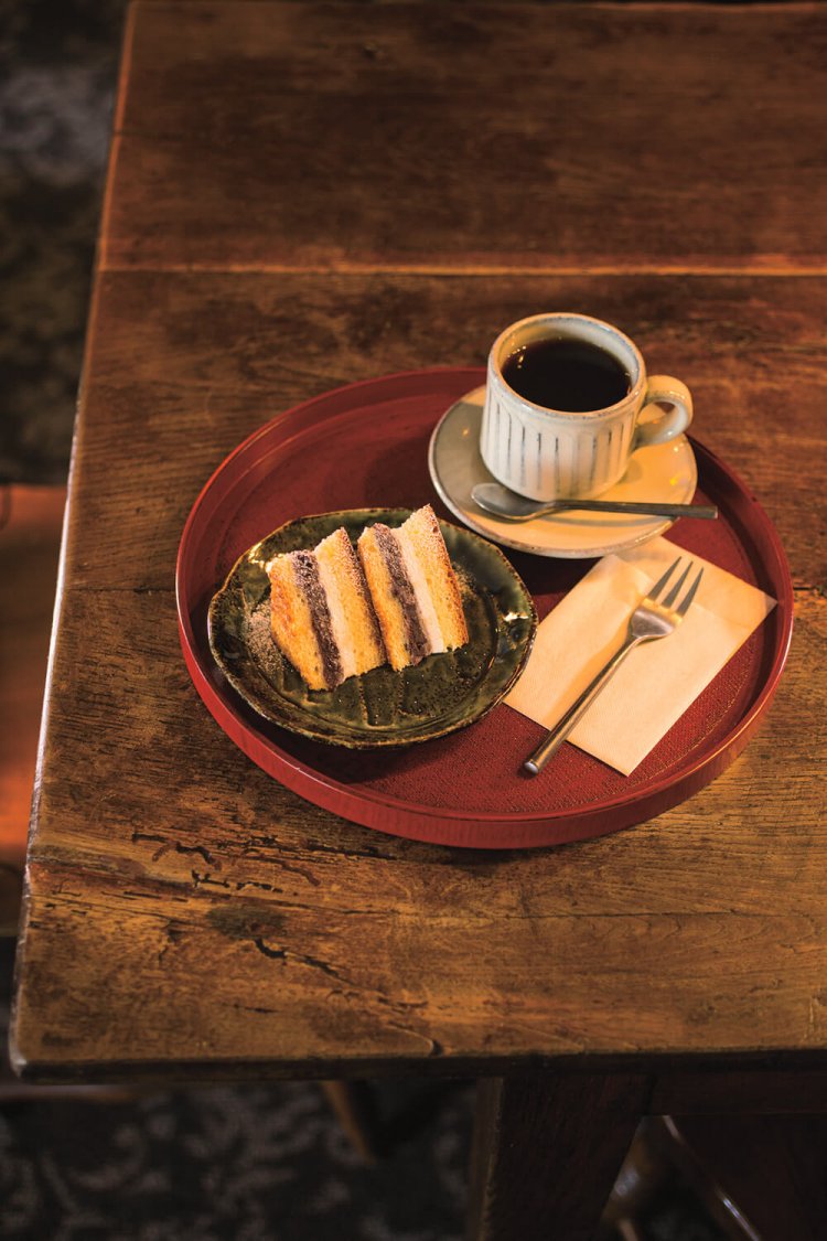 胡桃堂のシベリア500円。浅煎り珈琲680円。