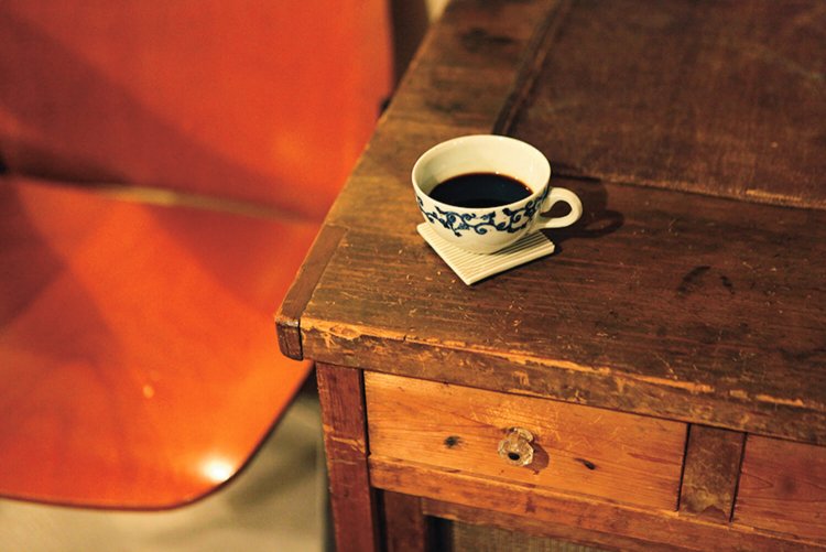 ネルドリップで淹れるデミタスの「あさつゆ」800円。