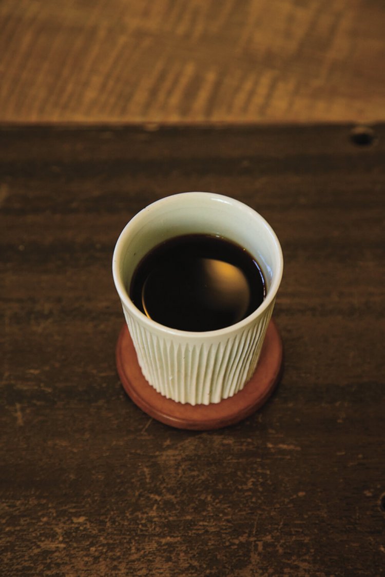 冷めゆく味の変化も楽しみたい。コーノ ブレンド「旋風（つむじ）」700円。