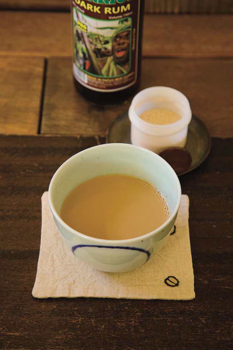 パプアニューギニアの豆も使うカフェオレに、パプア産のラム酒30㎖入りのカフェラム1200円。