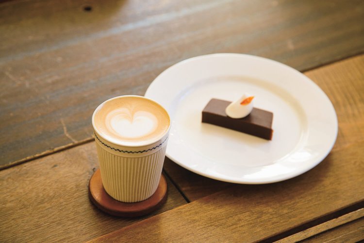 優しい泡のカフェラテ700円。こしあん羊羹400円はチョコ2 ～ 3種を練り込む。