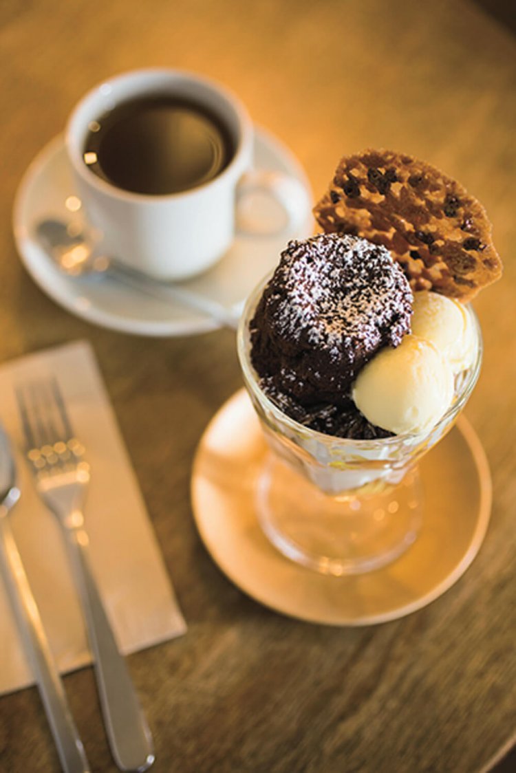 フォンダンショコラパフェ1210円も季節によって内容が異なる。