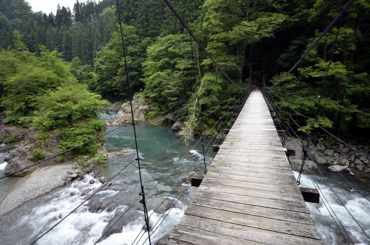 木の吊り橋、見倉橋はNHKドラマ「精霊の守り人」のロケ地。