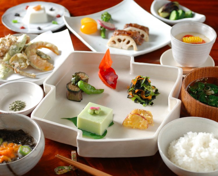 絵画を展示する食堂で、山菜など地の食材を使った手作りの料理を。