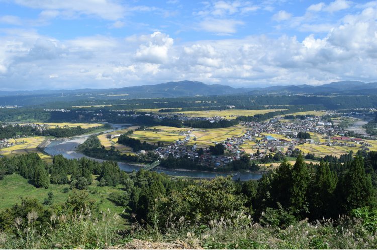 段丘崖の高さや広がり、段数の多さから「日本一の河岸段丘」とも。