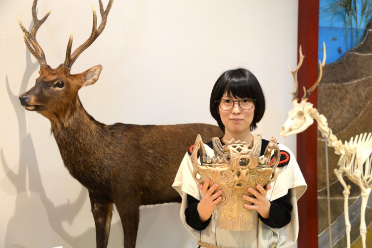 無料で縄文衣装を着たり、出土した本物の火焔型土器を手に持って記念撮影をすることができる。