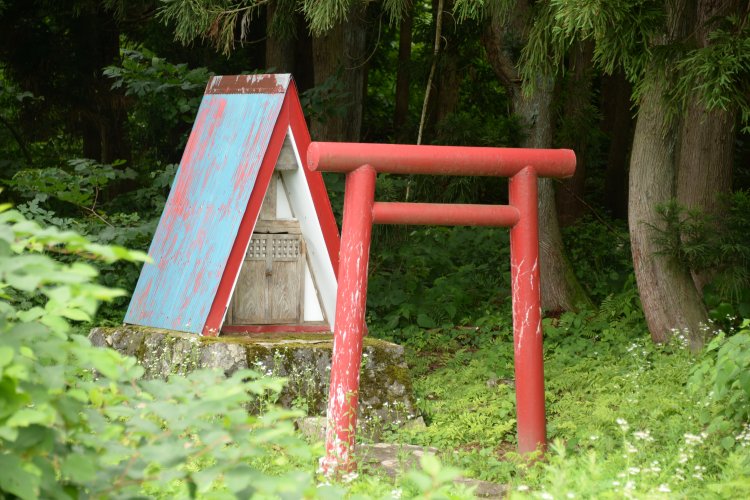 雪を滑りやすくした三角屋根の祠（ほこら）。かなりの急傾斜。