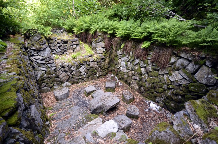 夏場住みたくなる冷感空間。７月中旬でもわずかに残雪があった。