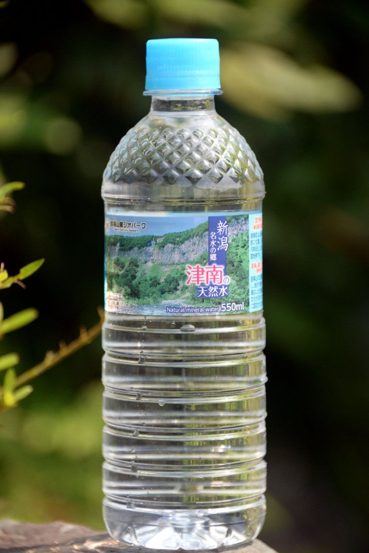 門前の店をはじめ町内各店でも買えるミネラルウォーター100円。