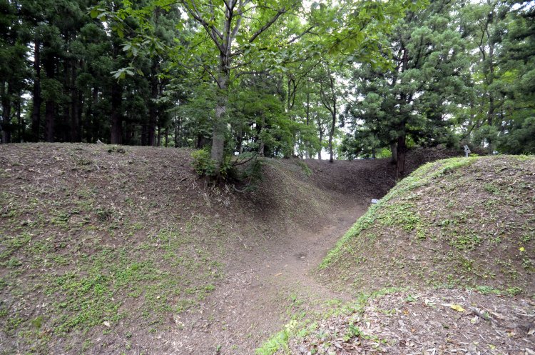 まず現れるのは二の丸への橋台。往時のままと思うほど状態がよい。