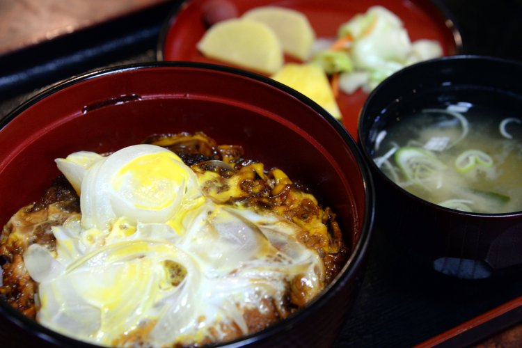 先代が考案、父から子へとそのまま引き継がれた大名かつ丼900 円。