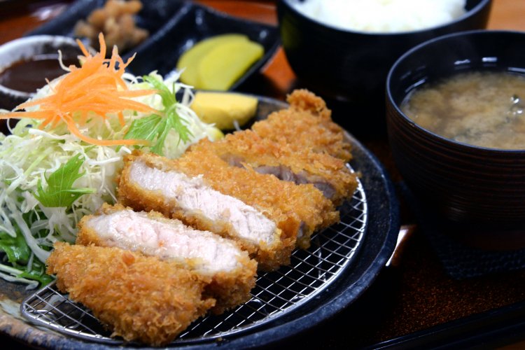 いちばん人気のとんかつ定食1160円。タレかつ丼1050 円は卵なし系。