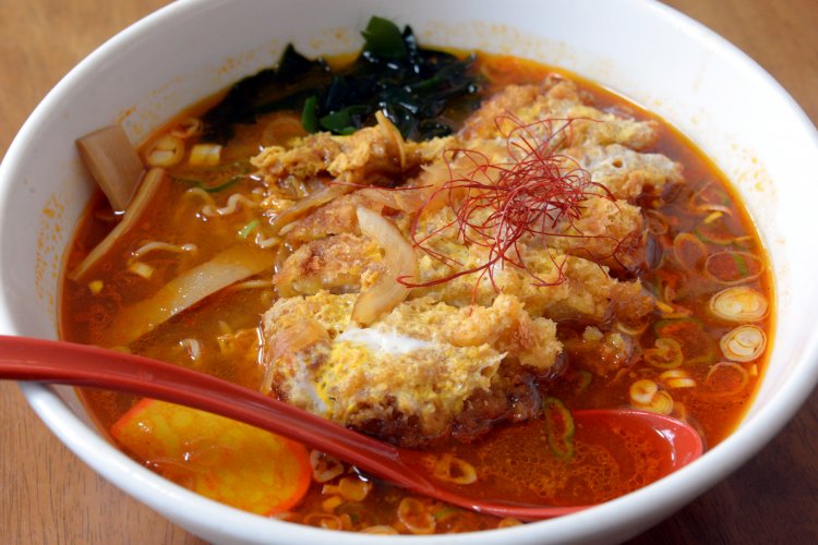 糸唐辛子で辛みをアクセントに加えたカツ煮ラーメン950円。