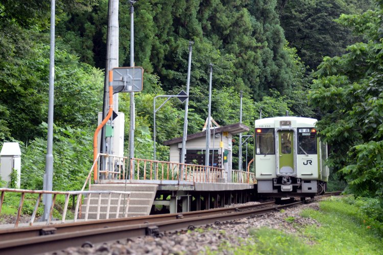 道路に案内板が見当たらず人目に付きにくい、ひっそりとした駅。