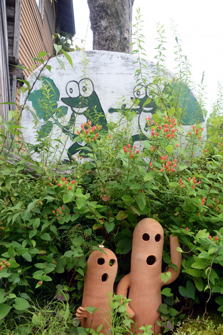 町内に３軒ある農家民宿の一つ。埴輪は多趣味のご主人の作品。