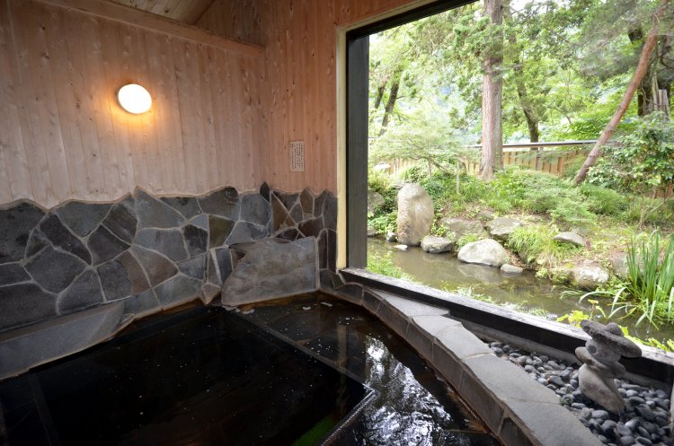 茶褐色の湯は自家源泉。肌がつるつる、すべすべになると評判だ。