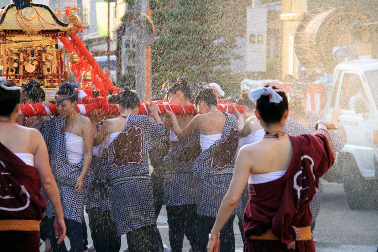 女神輿。最近は町外の女性も参加、威勢のよい掛け声が町に響き渡る。