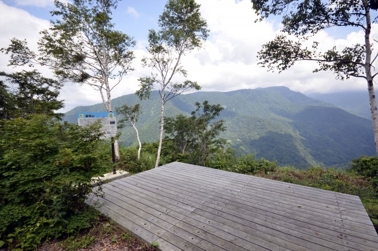 前倉の丘陵線にある。右端が苗場山だが、あいにく雲に隠れていた。