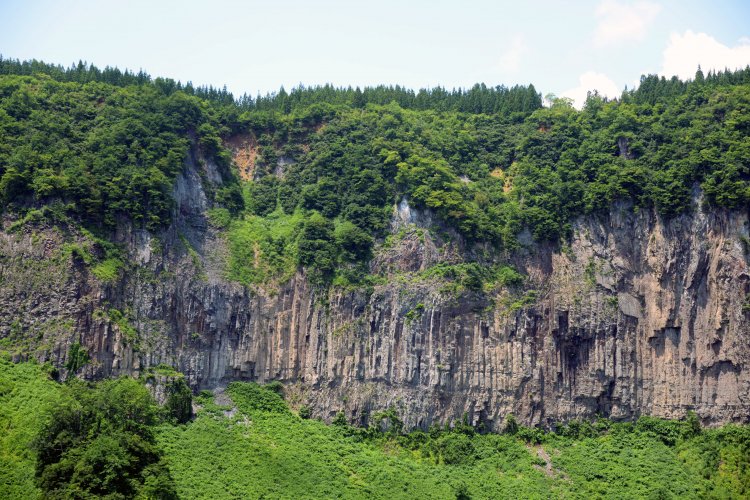 秋山郷の入り口に荒々しくそびえる岩壁。公園は1周15分ほど。