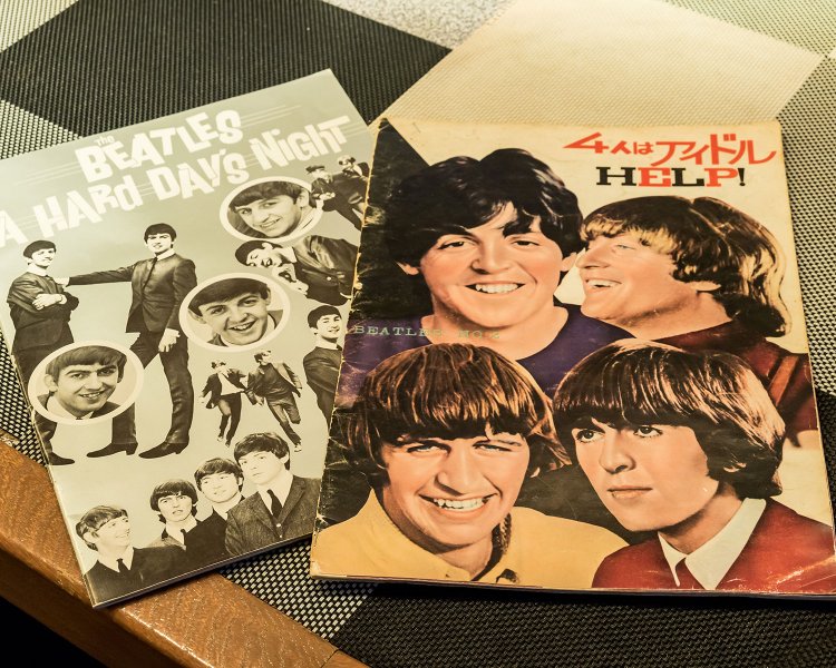 店内には店主の私物も置かれており、なかには貴重なアイテムも。写真は映画『ハード・デイズ・ナイト』『ヘルプ！』のパンフレット。