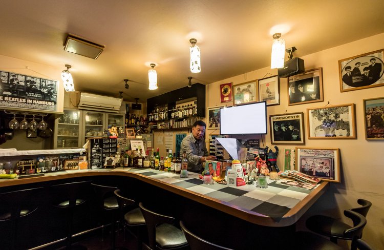 昭和の香りとロックへの愛情が漂う、祖師ヶ谷大蔵『Bar Strawberry Fileds』