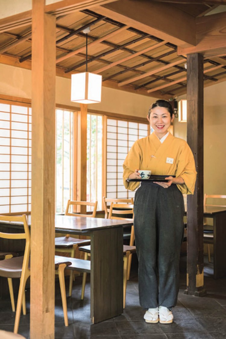 窓から眺める上野の緑と赤い鳥居が印象的。「歩いている方と不思議と目が合わないんですよ」とスタッフ。