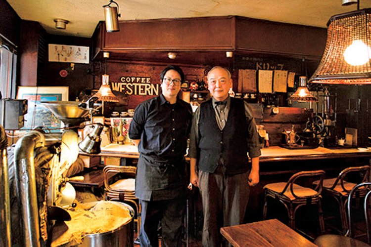 マスターの北山富之さん（右）と、一緒にお店に立つ息子の雅一さん。