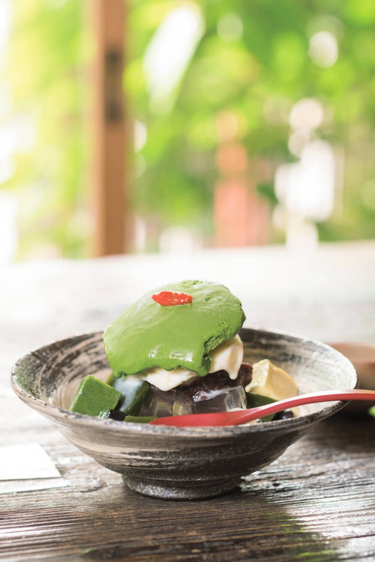 クリームあんみつ800円は、黒蜜が添えられるが、そのままでも十分に味わい豊か。