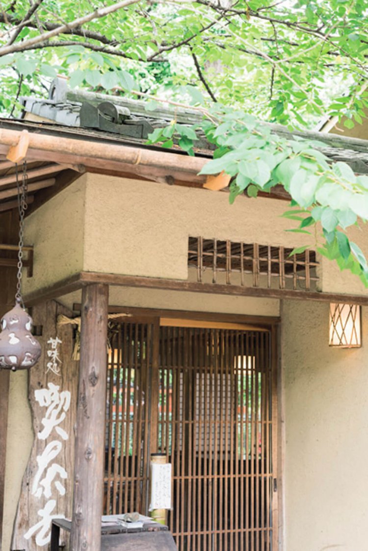 緑に隠れた、ひなびた風情だ。