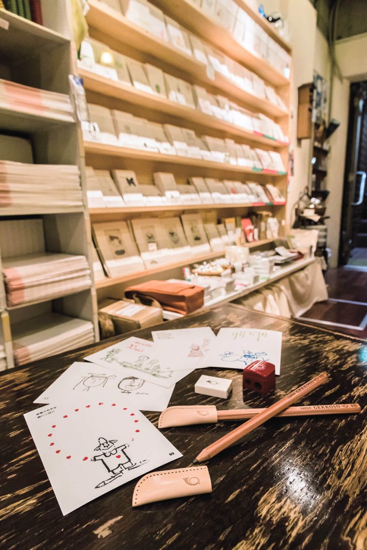 長年愛され続ける人気商品8B鉛筆247円、ヌメ革製キャップ605円、鉛筆削り528円、消しゴム110円、キッチュでモダンなイラストにロマンチックな一言が添えられたユーモアカード1枚143。