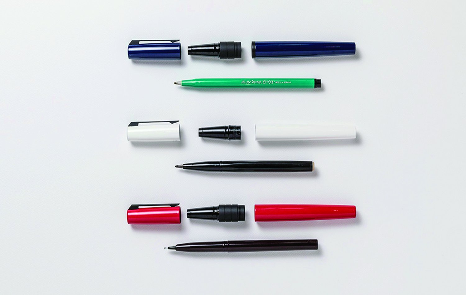 定番のサインペン、ボールペんてる、プラマンを包み込むペンジャケット5500円（黒・白・赤・紺の4色。カラーにより品切れの場合あり）。