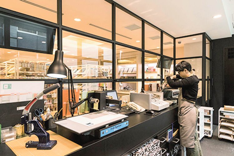 ノートクチュールは職人の工房という雰囲気が漂う。