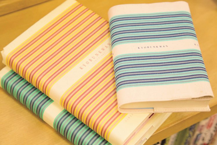 書皮やオリジナル文庫カバーも人気。