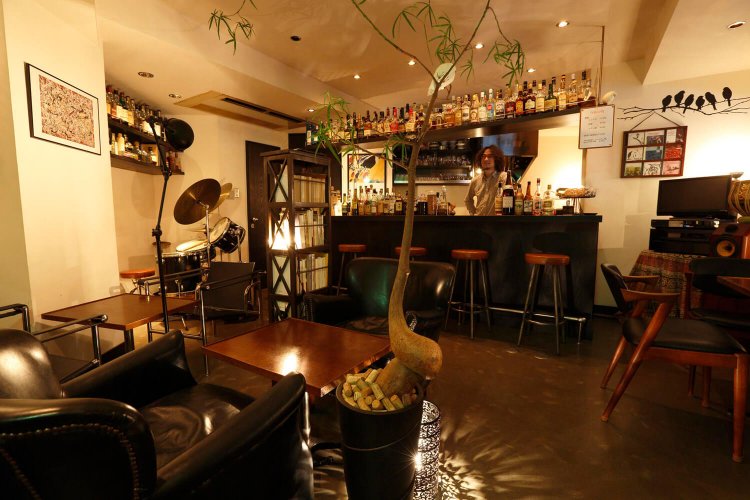 落ち着いた店内。窓からの眺めも最高だ。