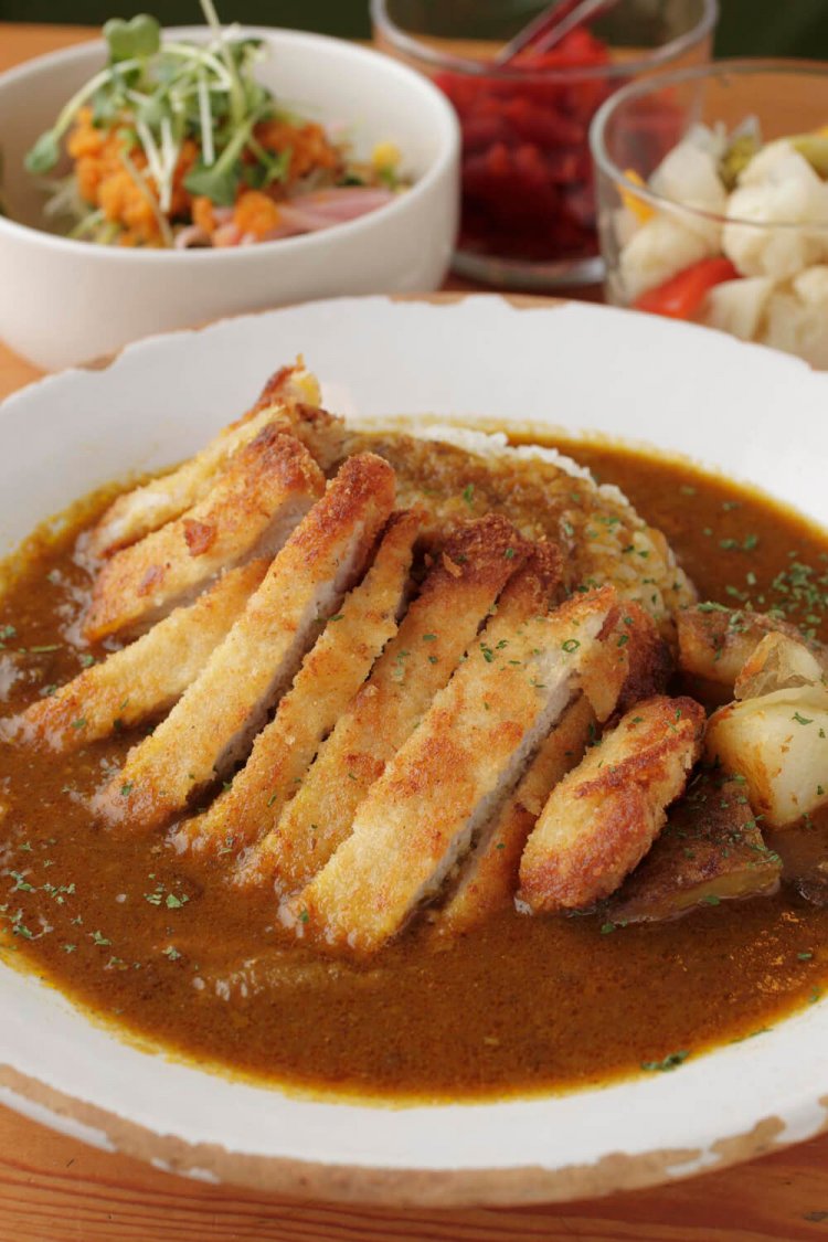 「カレーよりおいしいっていうお客さんもいます」というセットのサラダも楽しみ。17時から提供。1000円。