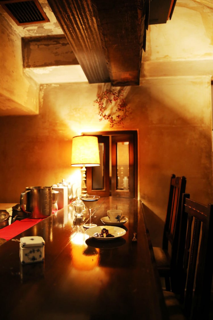 小窓の奥が小部屋。カウンターには10時間かけて抽出するという水出しコーヒー器も。